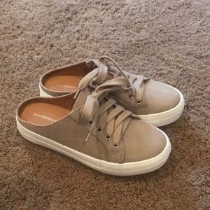 Like new Report sneakers size 5 women